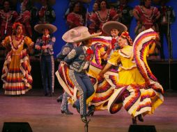 El nuevo programa del Ballet Folclórico de Guadalajara es rico en coloridoy en sentimientos de los más de 100 artistas en escena. ARCHIVO /