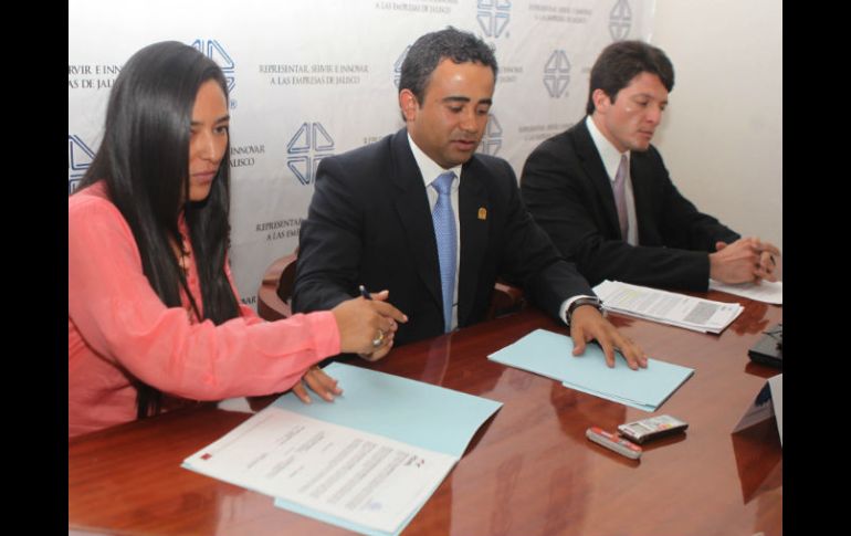 El director de Careintra, Oswaldo Barragán y la directora de Fojal, Gabriela Anda firman hoy un convenio de apoyo.  /