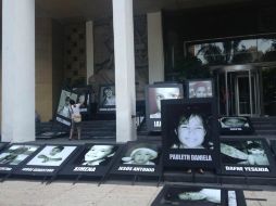 Los manifestantes colocan fotos de las 49 víctimas mortales del siniestro en el IMSS de Paseo de la Reforma. TOMADA DE @alconsumidor  /