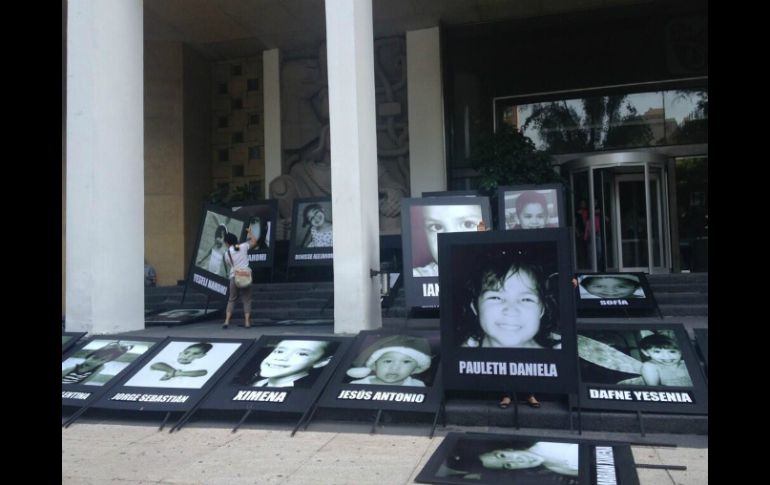 Los manifestantes colocan fotos de las 49 víctimas mortales del siniestro en el IMSS de Paseo de la Reforma. TOMADA DE @alconsumidor  /