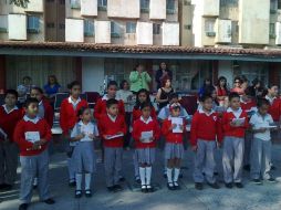 Reconocen a los niños que más asiduamente asisten a la biblioteca de su escuela.  /