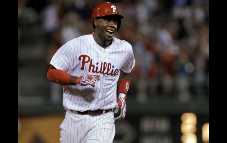 Mayberry Jr. le da triunfo a los Filis con un grand slam. AP /