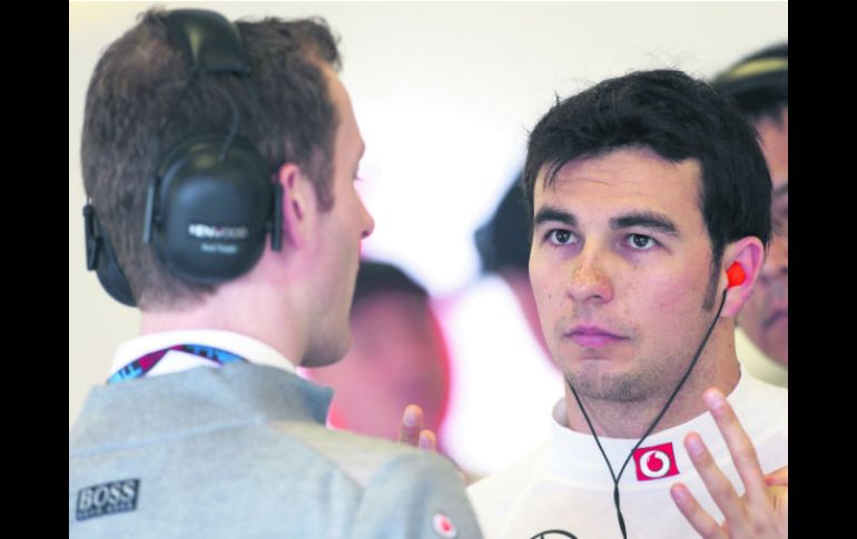 En sintonía. Checo Pérez dialoga con uno de los ingenieros previo al Gran Premio de Mónaco. ESPECIAL /