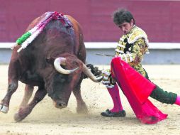 El diestro mexicano Joselito Adame da un pase con la muleta al primero de su lote. EFE /