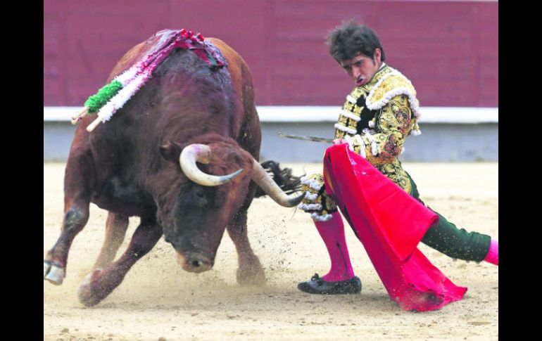 El diestro mexicano Joselito Adame da un pase con la muleta al primero de su lote. EFE /