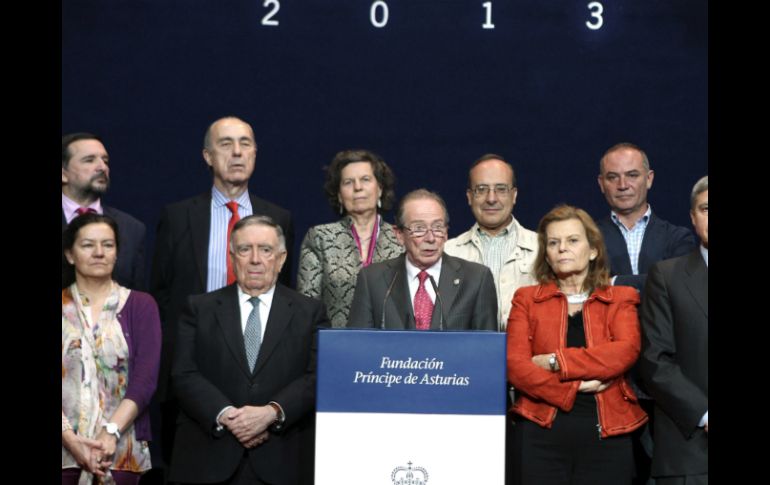 El jurado del Premio Príncipe de Asturias de las Letras 2013, presidido por José Manuel Blecua (centro). EFE /