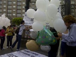 Después de nombrar a cada infante, se soltaron al cielo 49 globos blancos.  /