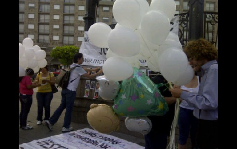 Después de nombrar a cada infante, se soltaron al cielo 49 globos blancos.  /