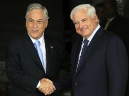 Sebastián Piñera (i), presidente de Chile, y Ricardo Martinelli (d), mandatario de Panamá, sostienen una reunión. EFE /