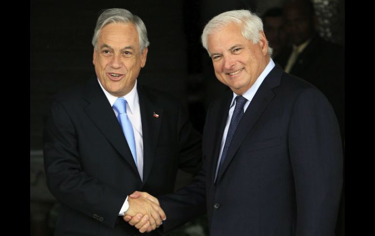 Sebastián Piñera (i), presidente de Chile, y Ricardo Martinelli (d), mandatario de Panamá, sostienen una reunión. EFE /