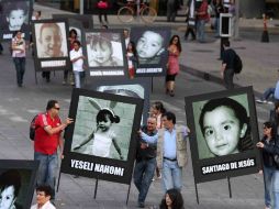 Padres y activistas participan en la marcha solmente por las víctimas mortales. NTX /