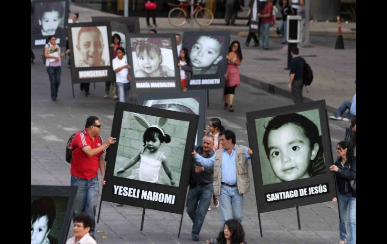 Padres y activistas participan en la marcha solmente por las víctimas mortales. NTX /