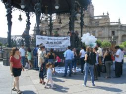 Alrededor de 30 personas recordaron a las víctimas del incendio en la Plaza de Armas. EL INFORMADOR /