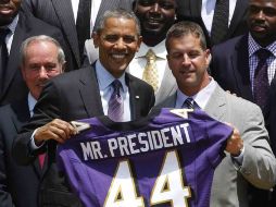 Los jugadores entregan a Barack Obama un jersey conmemorativo. AP /