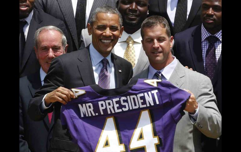 Los jugadores entregan a Barack Obama un jersey conmemorativo. AP /