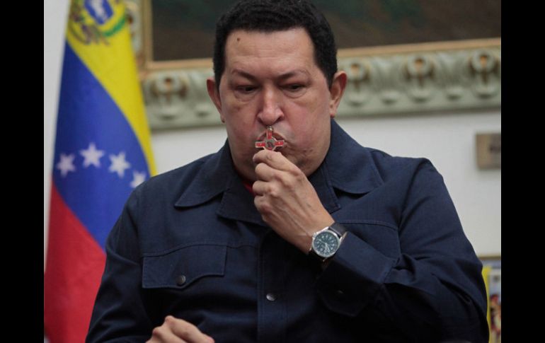 El ex presidente de Venezuela, Hugo Chávez es galardonado con el Premio Nacional de Periodismo Simón Bolivar 2013. ARCHIVO /