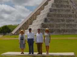 Enrique Peña Nieto y Xi Jinping, acompañados por sus respectivas esposas. NTX /