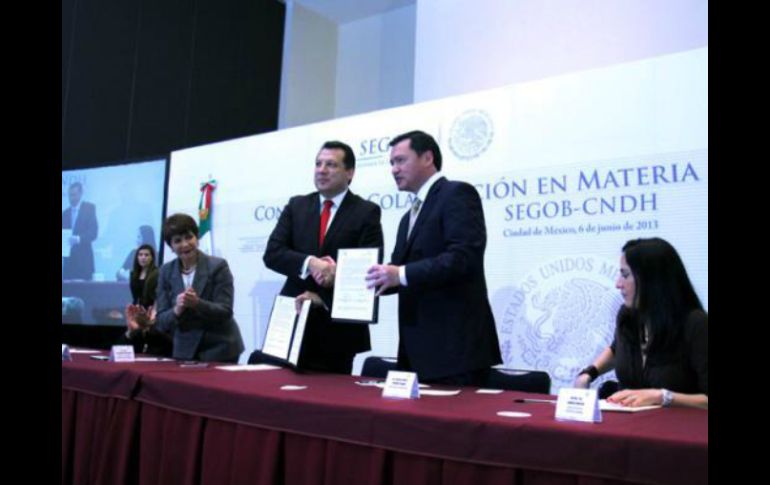 Miguel Ángel Osorio Chong firma convenio de colaboración con Raúl Plascencia. TOMADA DE @osoriochong  /