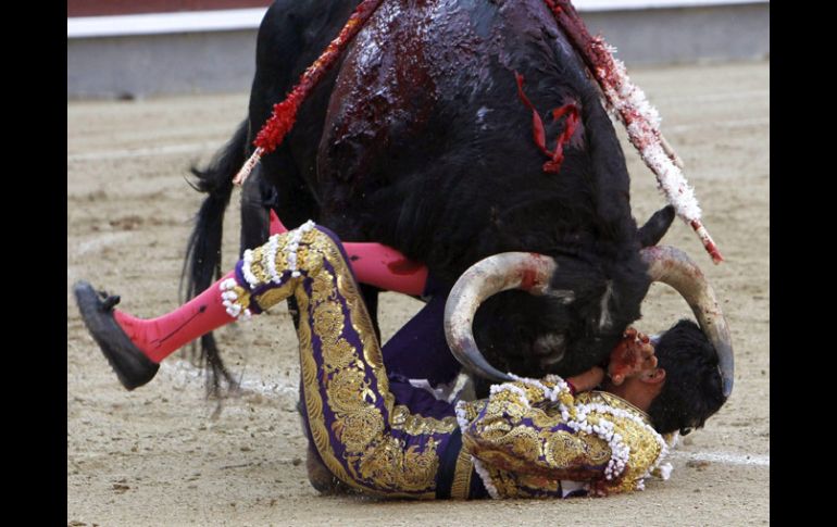 Sergio Flores sufre la cornada al momento de entrar a matar a su primer enemigo. EFE /