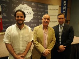 Esteban Fernández (i), Joaquín de Aguinaga (c) y Alejandro Rodríguez (d), participan en la conferencia de la AMAP.  /