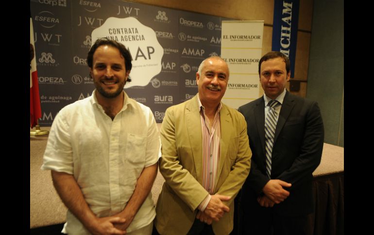 Esteban Fernández (i), Joaquín de Aguinaga (c) y Alejandro Rodríguez (d), participan en la conferencia de la AMAP.  /