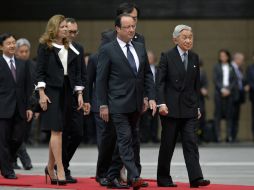 François Hollande (c) es recibido por el emperador Akihito (d). EFE /