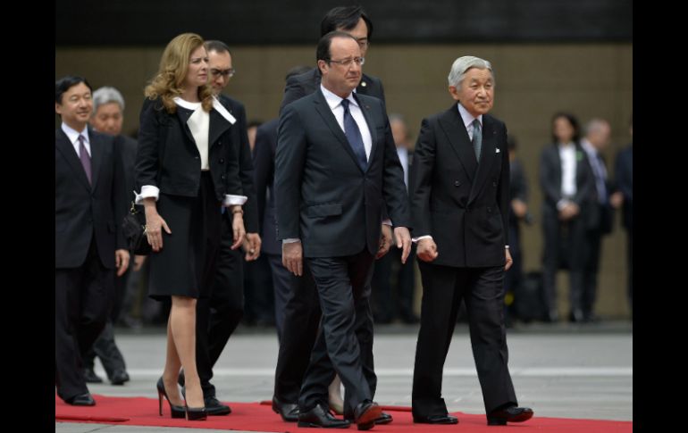 François Hollande (c) es recibido por el emperador Akihito (d). EFE /