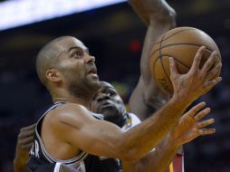 Tony Parker brinca para anotar ante el 'Calor' de Miami. AFP /