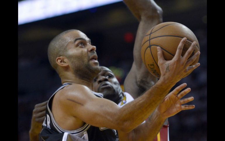 Tony Parker brinca para anotar ante el 'Calor' de Miami. AFP /