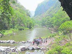 Comitiva de periodistas y autoridades en el cauce del Río Verde. EL INFORMADOR /