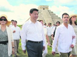 Los presidentes y sus respectivas esposas se tomaron la fotografía oficial al pie de templo a KuKulkán. AFP /