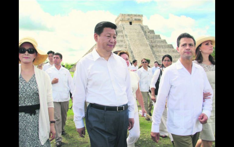 Los presidentes y sus respectivas esposas se tomaron la fotografía oficial al pie de templo a KuKulkán. AFP /