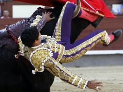 El diestro mexicano sufrió la cornada durante la faena con su primer toro. EFE /