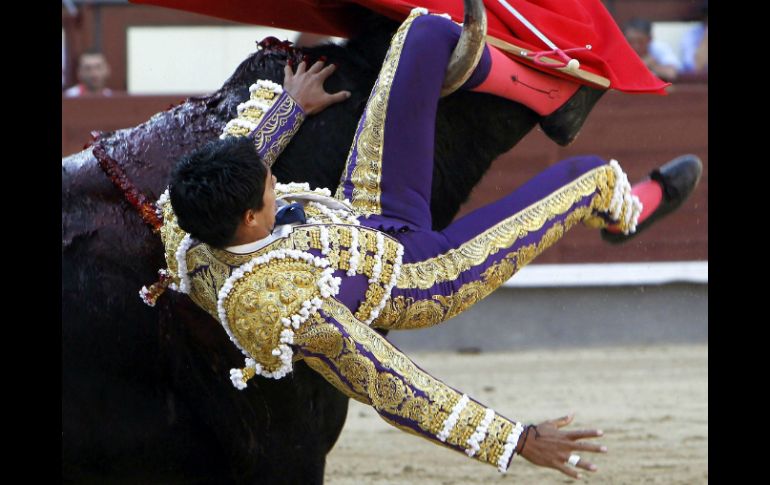 El diestro mexicano sufrió la cornada durante la faena con su primer toro. EFE /