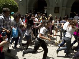 Las fanáticas de la banda burlaron las vallas que los elementos de seguridad del hotel habían colocado. NTX /