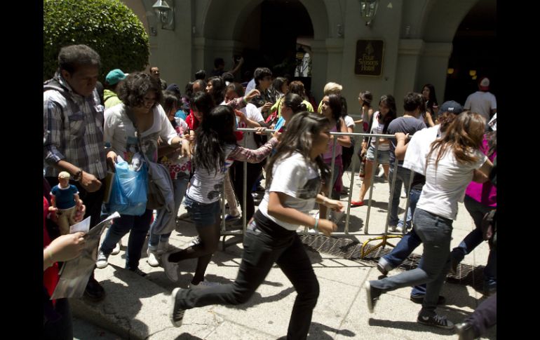 Las fanáticas de la banda burlaron las vallas que los elementos de seguridad del hotel habían colocado. NTX /