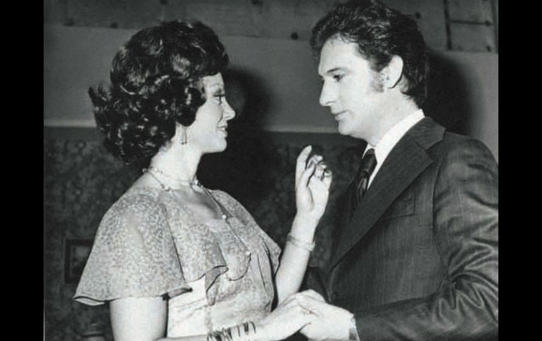 Enrique Lizalde, junto con Silvia Derbez en la telenovela ''Ven Conmigo''. ARCHIVO /