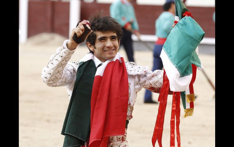 Adame da la vuelta al rueda luego de recibir la oreja que lo hizo el triunfador de la tarde. EFE /