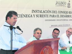 José Palacios, secretario de Desarrollo Económico, se dirige a alcaldes y empresarios en Jocotepec. ESPECIAL /