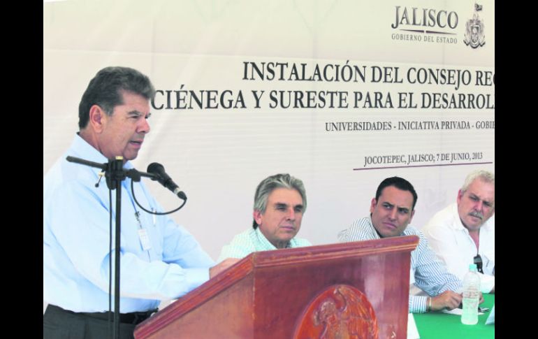 José Palacios, secretario de Desarrollo Económico, se dirige a alcaldes y empresarios en Jocotepec. ESPECIAL /