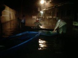 Elementos de Protección Civil rescatan a personas luego de la tromba en el municipio de Teuchitlán. Foto: @ReportGDL ESPECIAL /