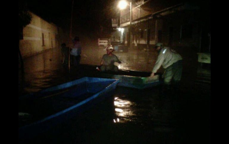 Elementos de Protección Civil rescatan a personas luego de la tromba en el municipio de Teuchitlán. Foto: @ReportGDL ESPECIAL /