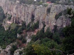 En el país hay cientos de asentamientos calificados como riesgosos ubicados en barrancas al margen de un río. ARCHIVO /