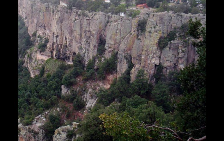 En el país hay cientos de asentamientos calificados como riesgosos ubicados en barrancas al margen de un río. ARCHIVO /