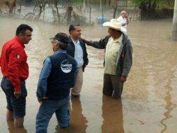 Arturo Zamora visita la zona afectada. Tomada de @arturozamora en Twitter. ESPECIAL /