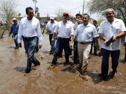 Aristóteles supervisó las zonas afectadas por la inundación acompañado por Arturo Zamora. ESPECIAL /