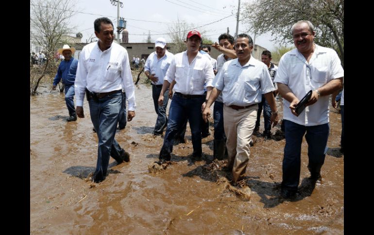 Aristóteles supervisó las zonas afectadas por la inundación acompañado por Arturo Zamora. ESPECIAL /