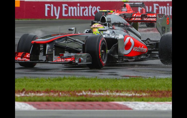 Sergio Pérez no pudo terminar la Q2 por un accidente de Felipe Massa. AFP /