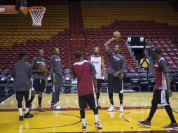 El equipo del Heat cerró con una ligera práctica sus entrenamientos. AP /