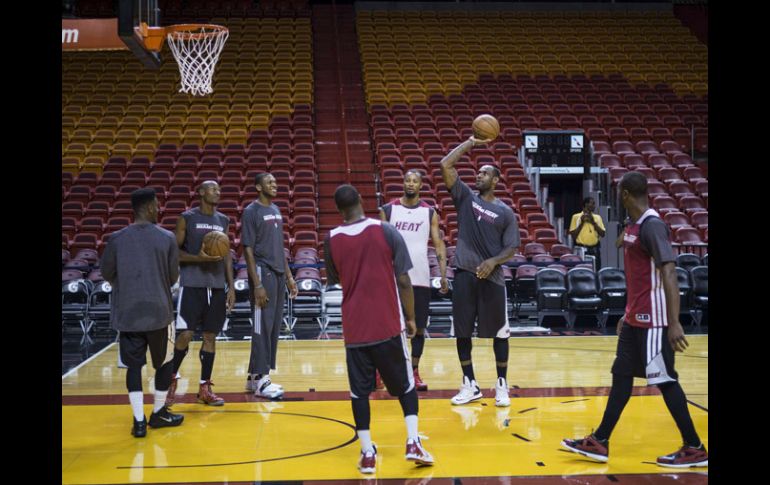 El equipo del Heat cerró con una ligera práctica sus entrenamientos. AP /